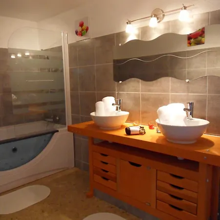 Le Jardin D'ivana D'hotes Avec Piscine Chauffee Bed & Breakfast